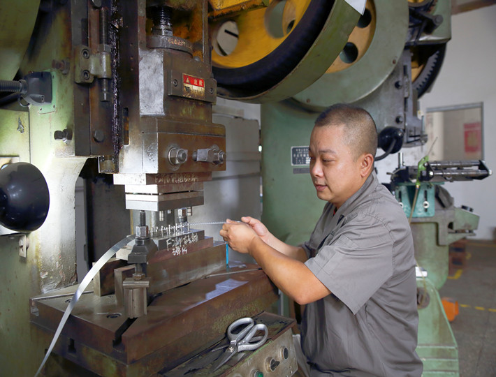 根源剖析精密五金沖壓件的尺寸精度偏差